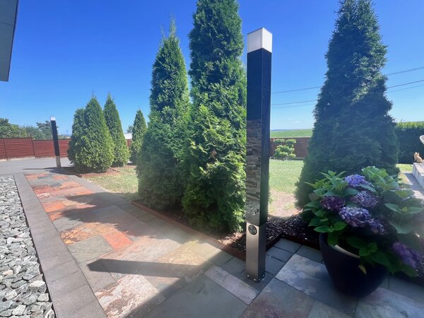 moderne Gartenstehlampe mit unsichtbarem infrarotlichtschranken und einer dimmbaren LED