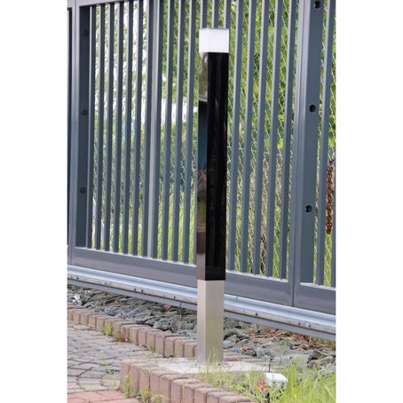 unsichtbare Infrarotzaun in moderner Stehlampe an Toreinfahrt